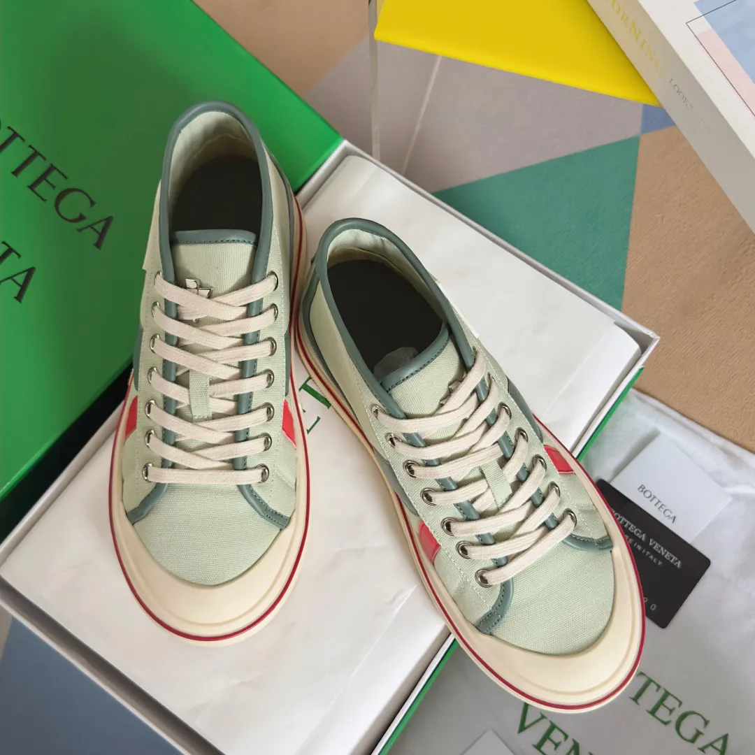 Top version: Couple model 580💰 Bottega Veneta Bottega Veneta BV’s latest Eliot series retro basketball shoes casual sports canvas shoes Bottega Veneta 2025 spring and summer show new shoes Eliot is on the market. Inspired by retro basketball sneakers, the color combination highlights youthful vitality and perfectly interprets the theme of youth and childlike innocence. The details are also very particular. The summer canvas brings excellent durability and comfort. Designs such as calfskin trim, rubber toe caps and hand-painted retro red lines are full of retro feel. The round toe and convex sole add a modern feel. Exquisite packaging at the delivery counter🛍📦 ▪️Fabrics: Original customized high-density canvas + cowhide ▪️Inner lining: Original customized breathable canvas ▪️Sole: Original open-molded anti-slip TPU material ▪️Sole thickness: 3CM ▪️Size: Women’s 35-41 / [Men’s 39-45 pre-sale]